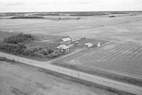 Aerial photograph of a farm near Baldwinton, SK (44-22-W3)