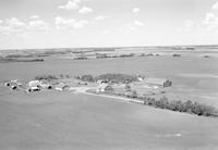 Aerial photograph of a farm in Saskatchewan (44-11-W3)