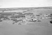 Aerial photograph of a farm near Fielding, SK (28-41-11-W3)