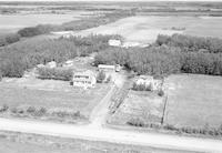 Aerial photograph of a farm near Radisson, SK (17-40-10-W3)