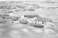 Aerial photograph of a farm near Radisson, SK (6-42-9-W3)
