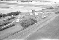 Aerial photograph of a farm near Wilkie, SK (28-40-19-W3)