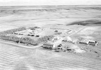 Aerial photograph of a farm near Radisson, SK (32-39-10-W3)