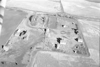 Aerial photograph of a farm in Saskatchewan (32-42-13-W3)