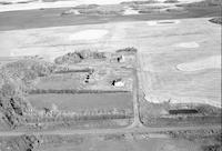 Aerial photograph of a farm in Saskatchewan (32-42-13-W3)