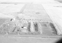 Aerial photograph of a farm in Saskatchewan (4-42-21-W3)