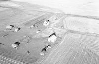 Aerial photograph of a farm in Saskatchewan (16-42-22-W3)