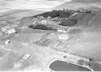 Aerial photograph of a farm in Saskatchewan (33-44-15-W3)