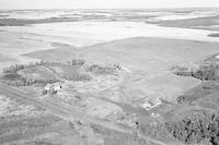 Aerial photograph of a farm in Saskatchewan (32-47-17-W3)