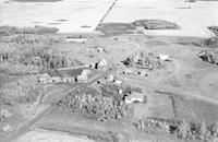 Aerial photograph of a farm near Meota, SK (47-18-W3)