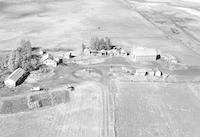 Aerial photograph of a farm near Meota, SK (47-18-W3)