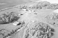 Aerial photograph of a farm in Saskatchewan (26-47-21-W3)