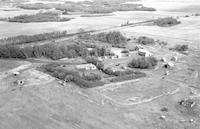 Aerial photograph of a farm in Saskatchewan (32-49-23-W3)