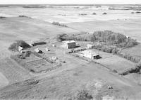 Aerial photograph of a farm in Saskatchewan (50-20-W3)