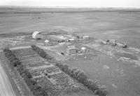 Aerial photograph of a farm near Luseland, SK (14-36-23-W3)