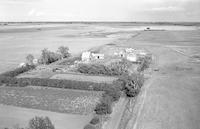 Aerial photograph of a farm near Luseland, SK (36-24-W3)