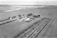 Aerial photograph of a farm in Saskatchewan (39-28-W3)