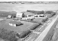 Aerial photograph of a farm in Saskatchewan (39-28-W3)