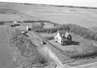 Aerial photograph of a farm in Saskatchewan (39-28-W3)