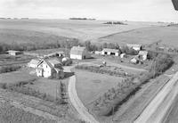 Aerial photograph of a farm in Saskatchewan (39-28-W3)