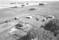 Aerial photograph of a farm in Saskatchewan (39-28-W3)