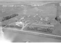 Aerial photograph of a farm near Wilkie, SK (40-20-W3)