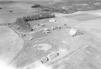 Aerial photograph of a farm near Wilkie, SK (33-40-20-W3)