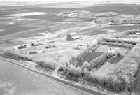 Aerial photograph of a farm in Saskatchewan (40-11-W3)