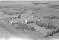 Aerial photograph of a farm in Saskatchewan (41-8-W3)