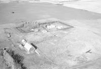 Aerial photograph of a farm in Saskatchewan (41-8-W3)