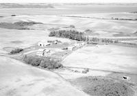 Aerial photograph of a farm in Saskatchewan (16-42-9-W3)