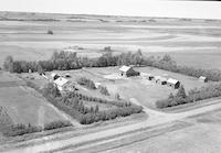 Aerial photograph of a farm in Saskatchewan (8-42-23-W3)