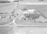 Aerial photograph of a farm in Saskatchewan (40-9-W3)