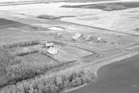 Aerial photograph of a farm in Saskatchewan (40-9-W3)