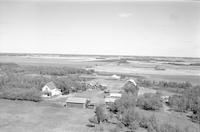 Aerial photograph of a farm in Saskatchewan (40-10-W3)