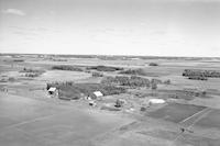 Aerial photograph of a farm in Saskatchewan (40-10-W3)