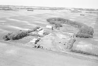 Aerial photograph of a farm in Saskatchewan (41-9-W3)