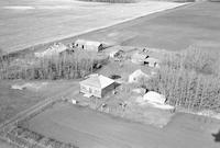 Aerial photograph of a farm in Saskatchewan (8-47-23-W3)