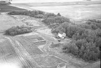 Aerial photograph of a farm in Saskatchewan (32-48-19-W3)