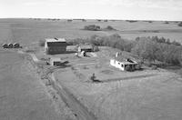 Aerial photograph of a farm near Macklin, SK (39-28-W3)