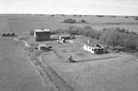 Aerial photograph of a farm near Macklin, SK (39-28-W3)