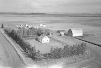 Aerial photograph of a farm near Luseland, SK (36-24-W3)