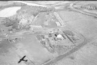 Aerial photograph of a farm in Saskatchewan (42-17-W3)