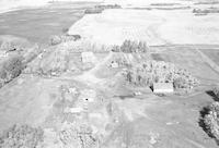 Aerial photograph of a farm near Battleford, SK (25-43-17-W3)