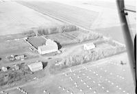 Aerial photograph of a farm in Saskatchewan (28-43-21-W3)