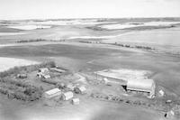 Aerial photograph of a farm in Saskatchewan (32-44-7-W3)
